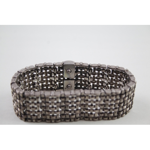 2416 - A silver woven design bracelet - approx. gross weight 57g