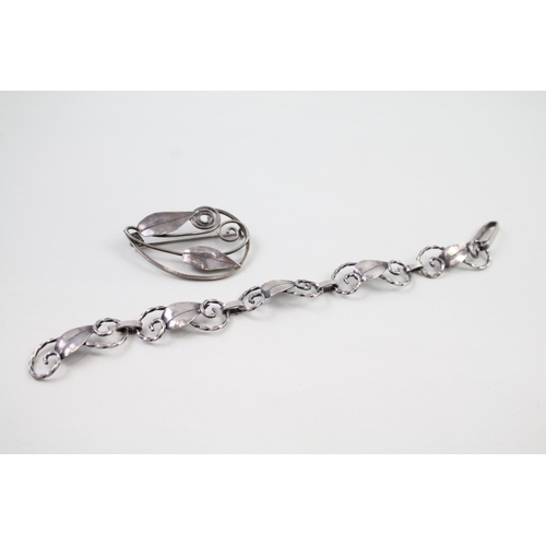 2422 - A silver bracelet and brooch set - approx. gross weight 18g