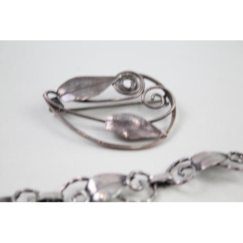 2422 - A silver bracelet and brooch set - approx. gross weight 18g