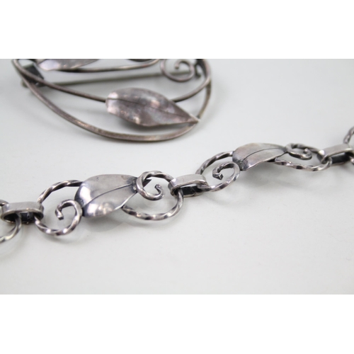 2422 - A silver bracelet and brooch set - approx. gross weight 18g