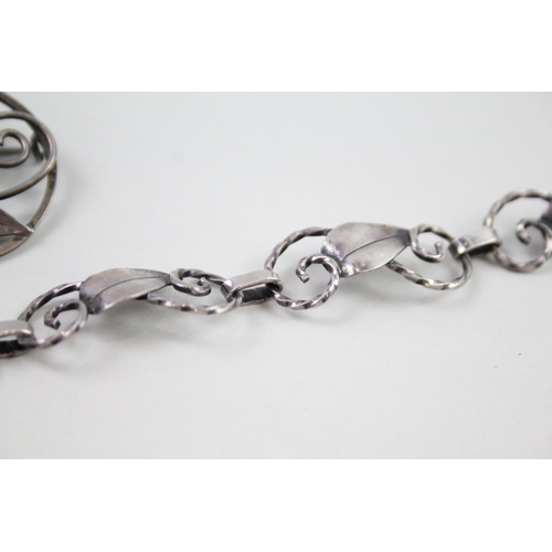 2422 - A silver bracelet and brooch set - approx. gross weight 18g