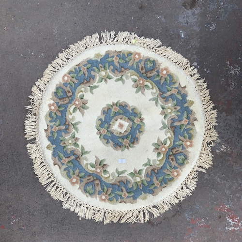 236 - A modern floral pattern rug - approx. 90cm diameter