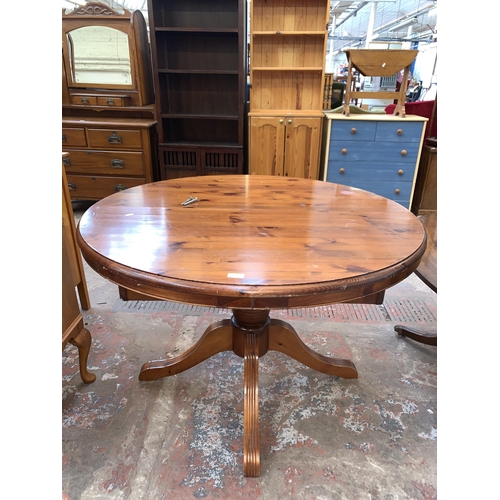 89 - A pine circular extending dining table - approx. 75cm high x 111cm diameter