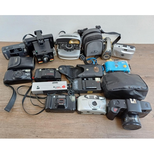 320 - A collection of cameras to include Polaroid, Yashica, Minolta, Praktica etc.