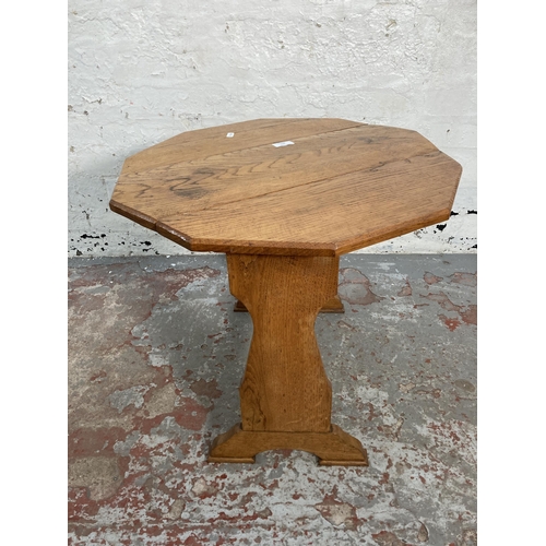 121 - A mid 20th century oak drop leaf side table