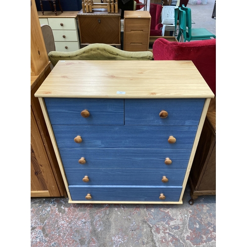 122 - A modern pine effect and blue painted chest of drawers - approx. 90cm high x 77cm wide x 40cm deep