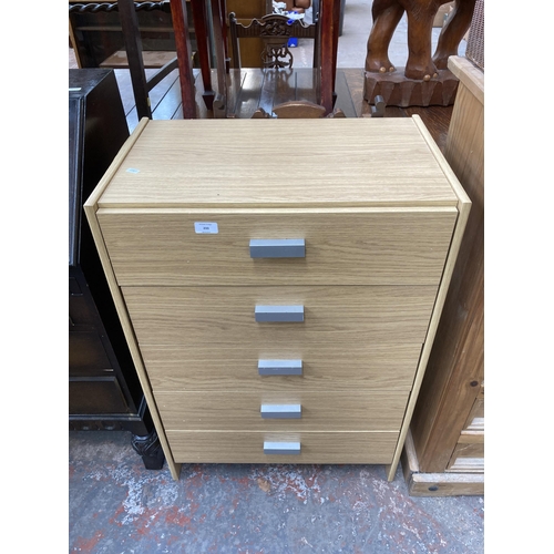 200 - A modern oak effect chest of drawers - approx. 91cm high x 63cm wide x 39cm deep