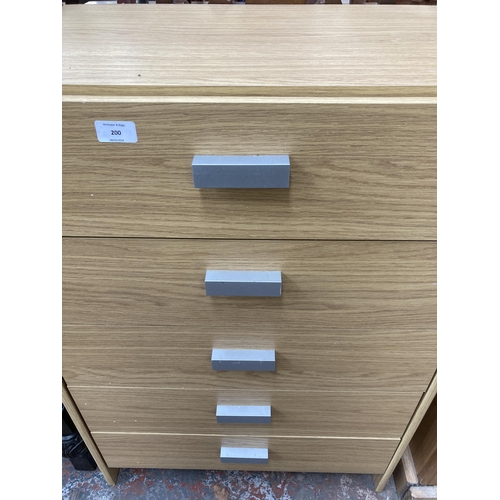 200 - A modern oak effect chest of drawers - approx. 91cm high x 63cm wide x 39cm deep