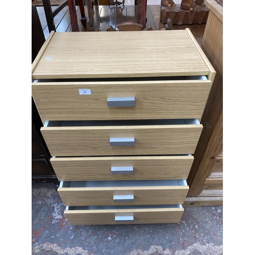 200 - A modern oak effect chest of drawers - approx. 91cm high x 63cm wide x 39cm deep