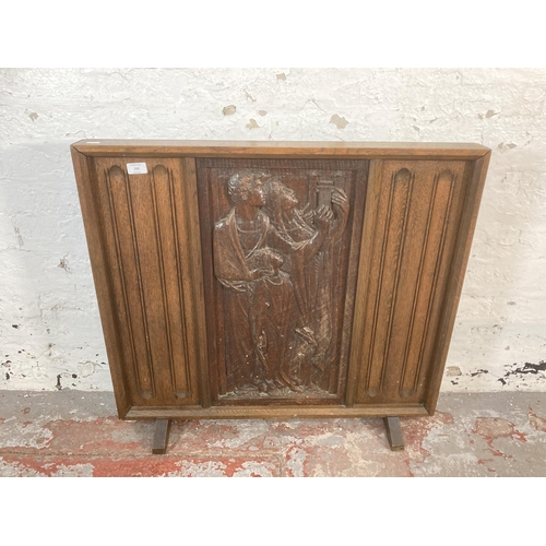 220 - An early/mid 20th century carved oak fire screen - approx. 73cm high x 81cm wide x 7cm deep