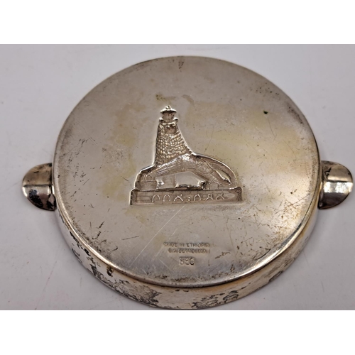 2432 - A 20th century B.A Sevadjian Ethiopian silver ashtray with embossed lion decoration - approx. gross ... 