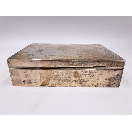 2433 - A 20th century Hamilton & Co. Ltd. of Calcutta silver cigar box with engraved coat of arms - approx.... 