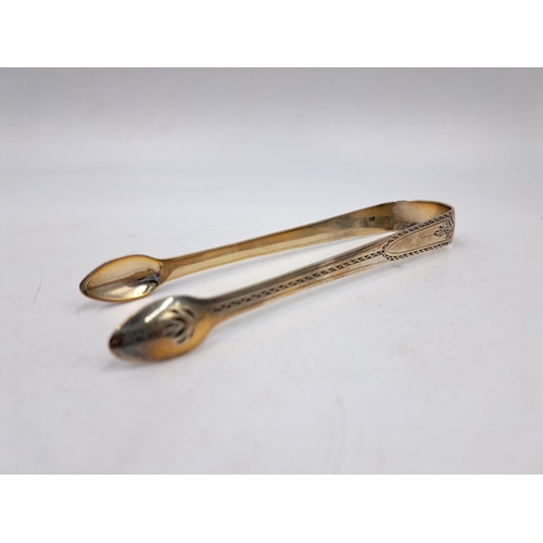 2439 - A pair of George III hallmarked sterling silver sugar tongs - approx. gross weight 36g