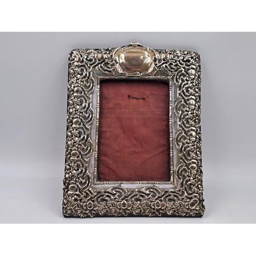 2446 - A Victorian Synyer & Beddoes hallmarked Birmingham silver repousse photo frame, dated 1898 - approx.... 