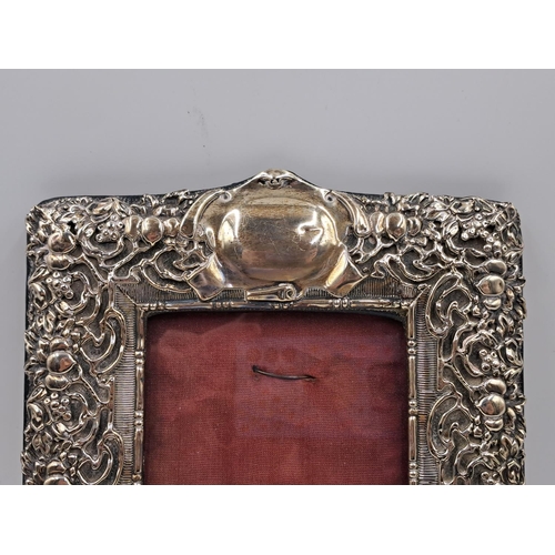 2446 - A Victorian Synyer & Beddoes hallmarked Birmingham silver repousse photo frame, dated 1898 - approx.... 