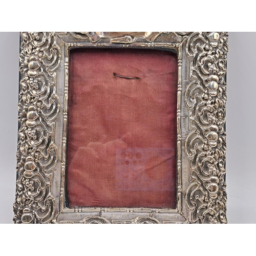 2446 - A Victorian Synyer & Beddoes hallmarked Birmingham silver repousse photo frame, dated 1898 - approx.... 