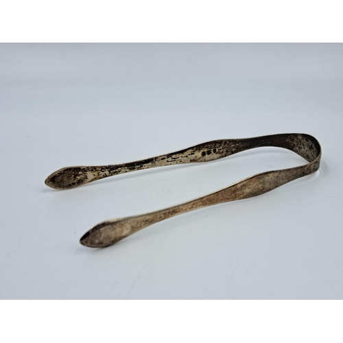 2462 - A pair of George III hallmarked sterling silver sugar tongs - approx. gross weight 30g and 14cm long