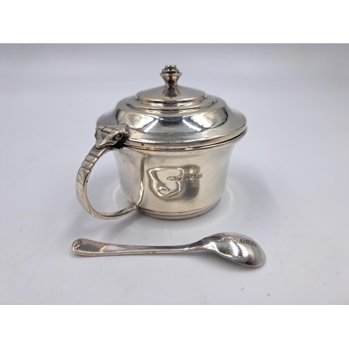 2498 - A Lanson Ltd. hallmarked Birmingham silver condiment pot with spoon and blue glass insert - approx. ... 