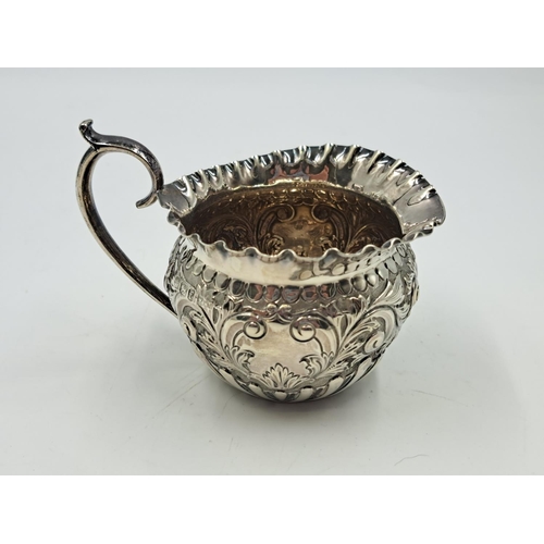 2499 - A Victorian Walker & Hall hallmarked Sheffield silver creamer with repousse decoration, dated 1898 -... 