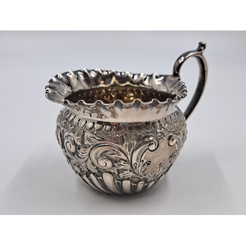 2499 - A Victorian Walker & Hall hallmarked Sheffield silver creamer with repousse decoration, dated 1898 -... 