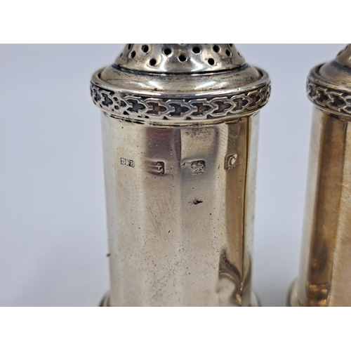 2516 - A pair of George V Docker & Burn Ltd. hallmarked Birmingham silver pepper shakers, dated 1927 - appr... 