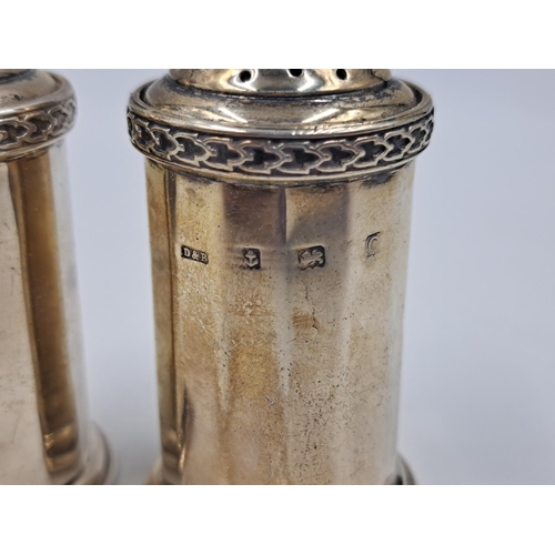 2516 - A pair of George V Docker & Burn Ltd. hallmarked Birmingham silver pepper shakers, dated 1927 - appr... 