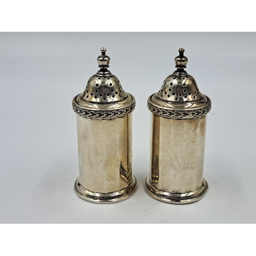 2516 - A pair of George V Docker & Burn Ltd. hallmarked Birmingham silver pepper shakers, dated 1927 - appr... 