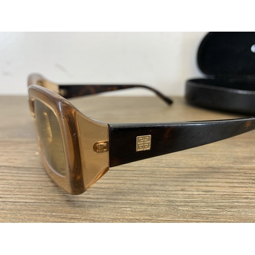 936 - A pair of vintage women's sunglasses in Gucci case