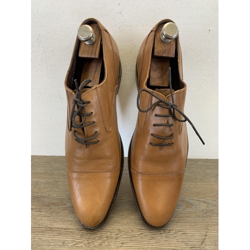 946 - A pair of boxed Samuel Windsor Signature Collection tanned leather men's shoes - size 10