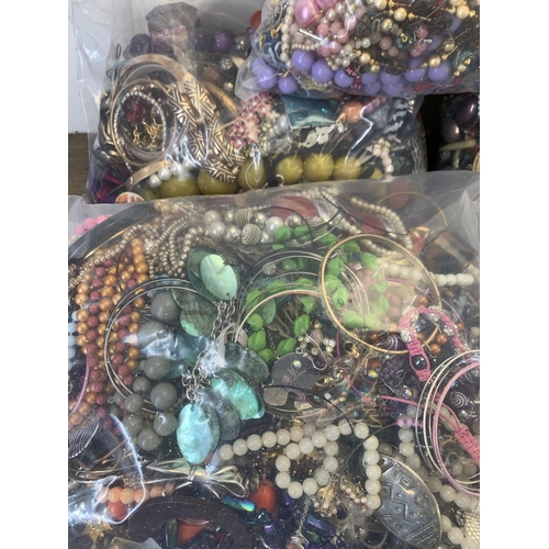 952 - Approx. 15Kg of assorted costume jewellery