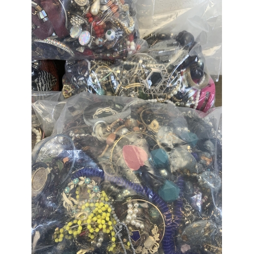 952 - Approx. 15Kg of assorted costume jewellery