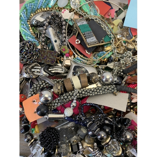 961 - A collection of assorted costume jewellery