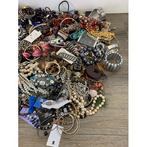 962 - A collection of assorted costume jewellery