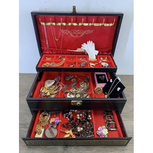 965 - A vintage jewellery box containing a collection of costume jewellery and wristwatches to include yel... 