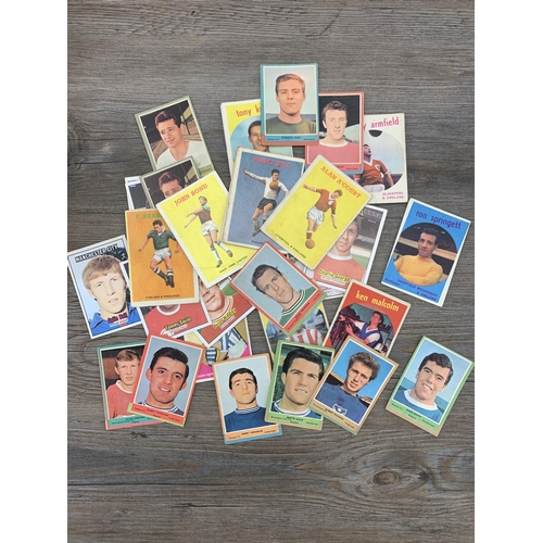 988 - A collection of vintage collectors cards to include Brooke Bond Tea, Footballer etc.