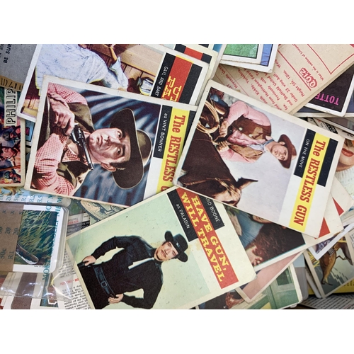 988 - A collection of vintage collectors cards to include Brooke Bond Tea, Footballer etc.