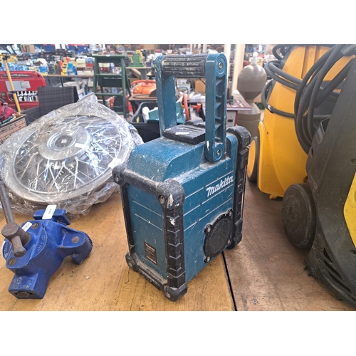 1214 - A Makita DMR102 cordless work radio