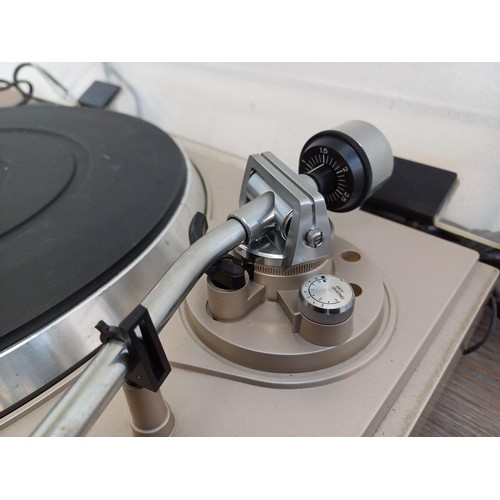 388 - A Toshiba Aurex CR-Q550 two-speed Quartz lock direct-drive automatic turntable