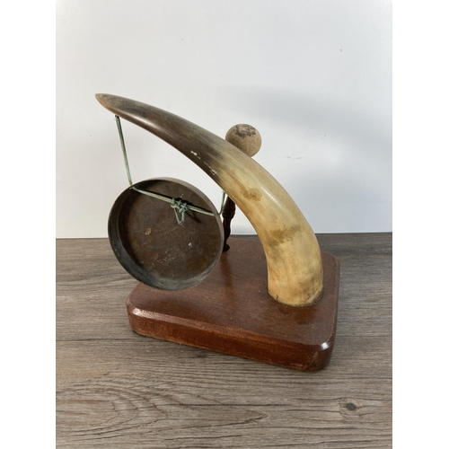 1099 - A vintage horn and brass dinner gong on mahogany base - approx. 27cm high