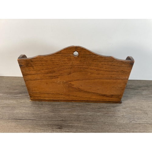 1128 - A 1940s oak wall hanging letter rack - approx. 21cm high x 30cm wide