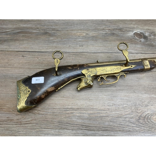 1136 - A vintage brass and hardwood ornamental wall hanging rifle - approx. 98cm long