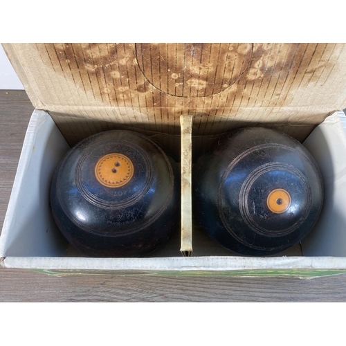 1139 - A pair of boxed Henselite crown green bowls