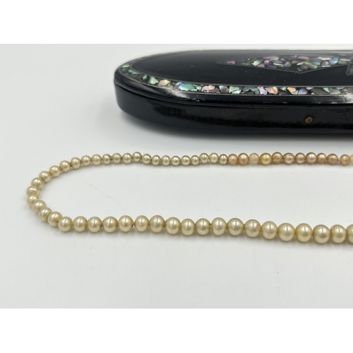 2369 - A vintage faux pearl necklace with 9ct gold clasp and late 19th/early 20th century papier-mâché and ... 