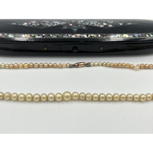 2369 - A vintage faux pearl necklace with 9ct gold clasp and late 19th/early 20th century papier-mâché and ... 