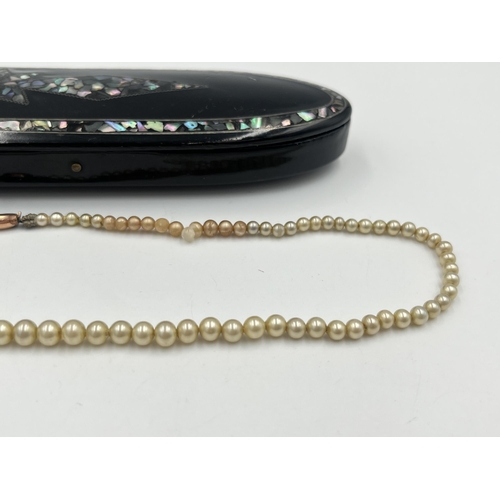 2369 - A vintage faux pearl necklace with 9ct gold clasp and late 19th/early 20th century papier-mâché and ... 