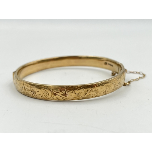 2370 - A mid 20th century hallmarked London 9ct gold foliate etched bangle, dated 1960 - approx. gross weig... 