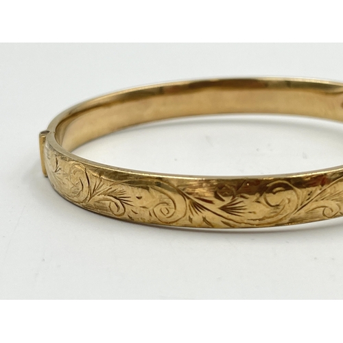 2370 - A mid 20th century hallmarked London 9ct gold foliate etched bangle, dated 1960 - approx. gross weig... 