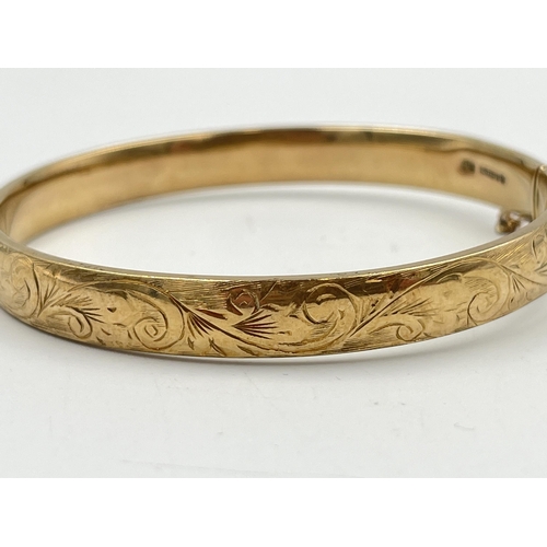 2370 - A mid 20th century hallmarked London 9ct gold foliate etched bangle, dated 1960 - approx. gross weig... 