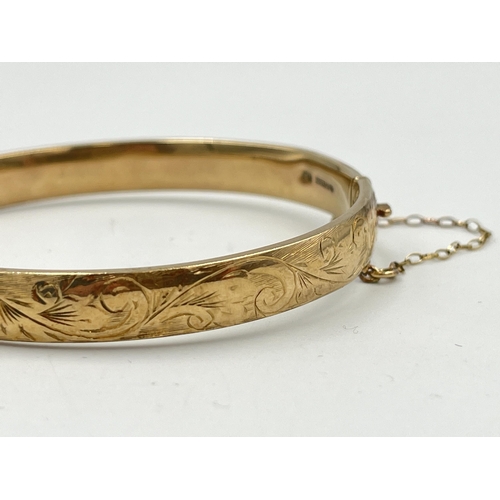 2370 - A mid 20th century hallmarked London 9ct gold foliate etched bangle, dated 1960 - approx. gross weig... 