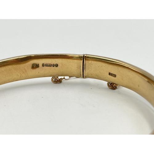 2370 - A mid 20th century hallmarked London 9ct gold foliate etched bangle, dated 1960 - approx. gross weig... 